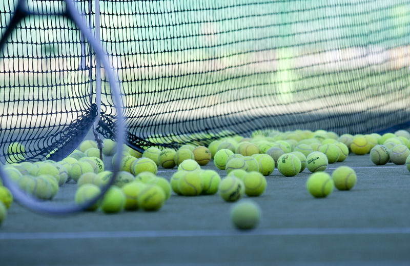 tennis, green color, ball, 1080P, balls, sport, net, day, no people, large group of objects, fruit, abundance, playground, healthy eating, selective focus