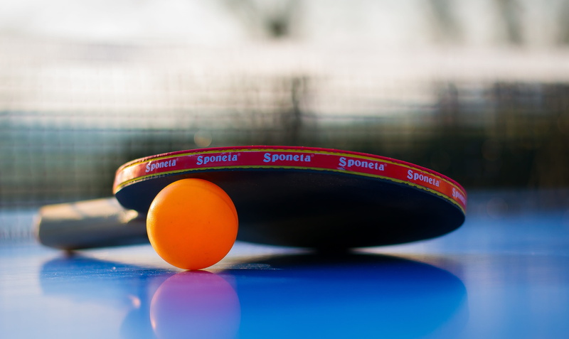 blue, sports equipment, fun, circle, day, tennis, focus on foreground, 4K, tennis sports, ping-pong, leisure, sunlight, architecture, no people, game device