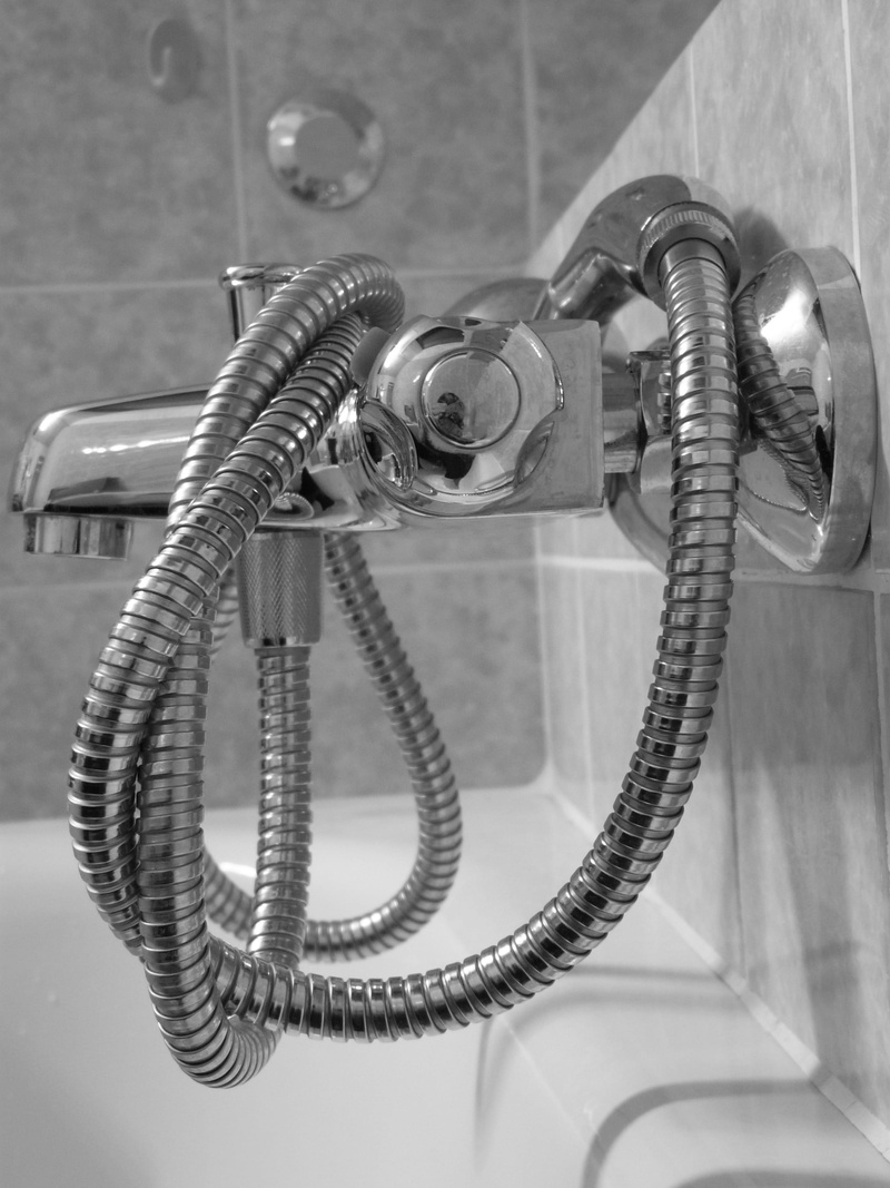 machinery, focus on foreground, technology, pipe - tube, phone cord, water, bad, Shower Head, hygiene, equipment, faucet, shower, cable, Valve, Bath, close-up