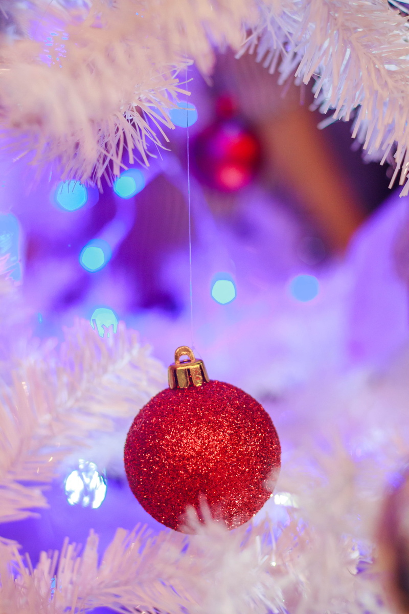 purple, illuminated, ball, close-up, celebration event, bright, 5K, christmas lights, no people, blur, christmas, beautiful, indoors, color, christmas balls