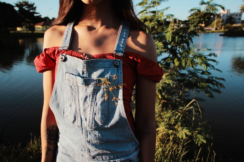 women outdoors, 5K, Camila Cordeiro, tattoo, model, photography, lake, depth of field, bare shoulders, brunette, suspenders, closeup, women