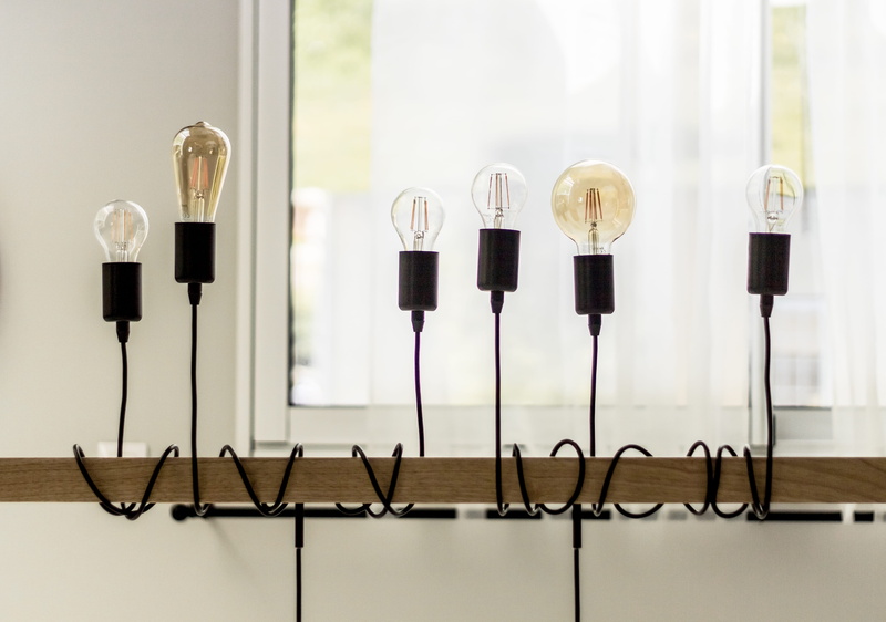 light, wall - building feature, tied, post, luz, day, design, modern, wood - material, group of objects, choice, close-up, transparent, absence, bulb, wooden
