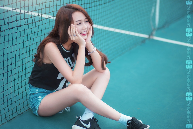 women, tongues, portrait, looking at viewer, rings, model, bracelets, tennis courts, Asian, 1080P, sitting
