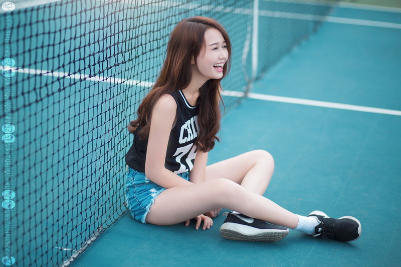 model, 1080P, portrait, shoes, Asian, women, sitting, laughing, long hair, tennis courts, looking at viewer