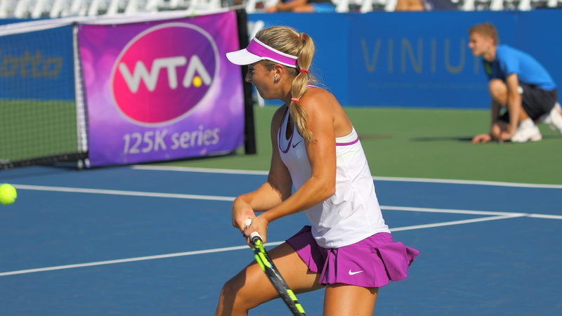 athlete, lifestyles, women, hairstyle, blonde, tennis racket, pigtails, Catherine Cartan Bellis, day, young women, three quarter length, competition, young adult