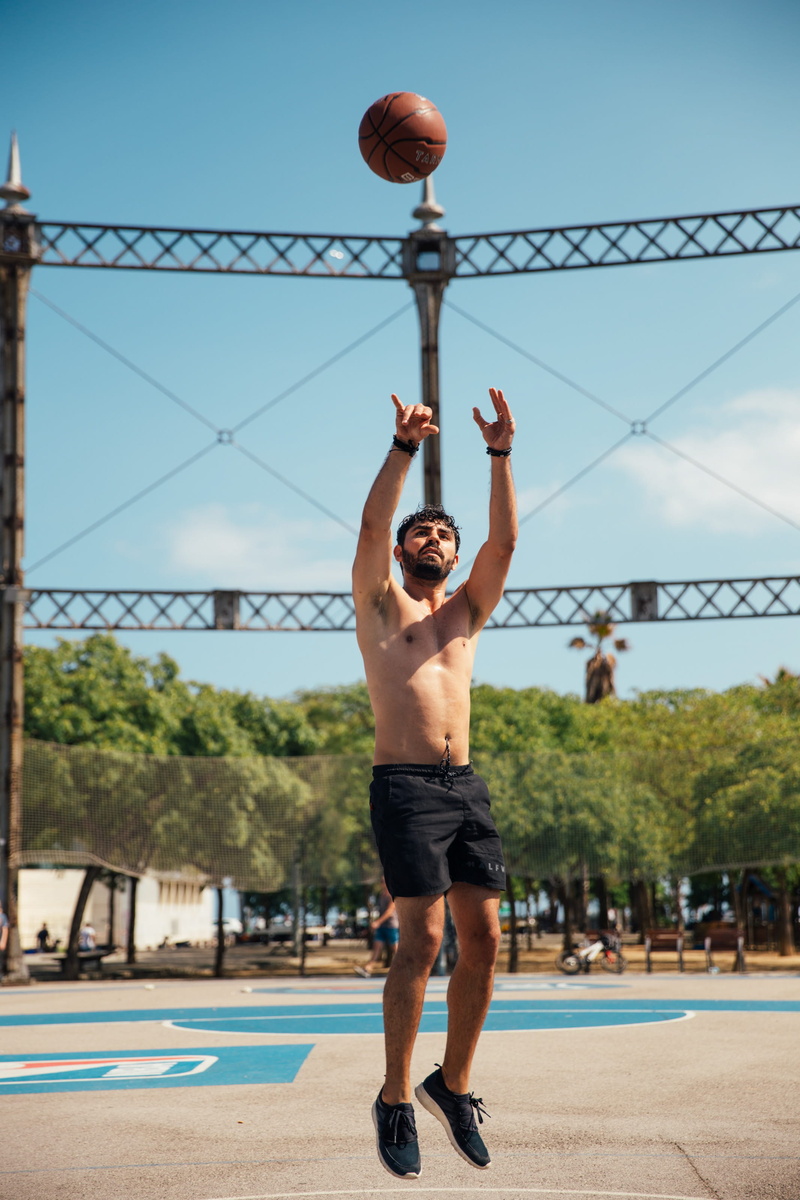Shooting, casual clothing, 20-25 year old, competition, outside, sportswear, leisure, front view, outdoor, concentrated, Team, Sunlight, Standing, basketball - sport