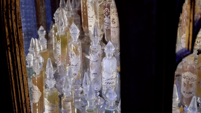 memories, united kingdom, 2K, white color, close-up, large group of objects, dumbledore, hanging, bottles, no people, indoors, labels, harry potter studio tour