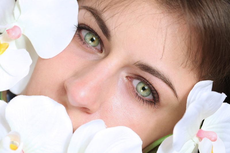 eyelash, brunette, iris - eye, green eyes, photography, body part, flowering plant, beauty in nature, one person, human body part, beautiful woman, flowers