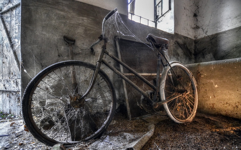 wheel, wall - building feature, deterioration, wreck, stationary, damaged, bicycle, no people, parking, architecture, built structure, container, 1080P