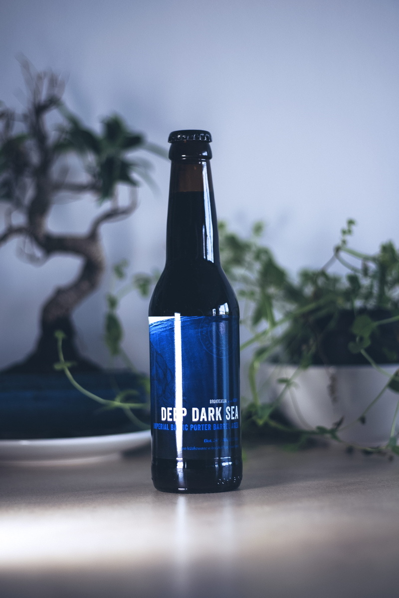taste, deep, green Color, backgrounds, beer - Alcohol, beverage, drink, beer Bottle, fun, alcohol, closed, local, sea, alcohol Abuse, desk, blue, liquid