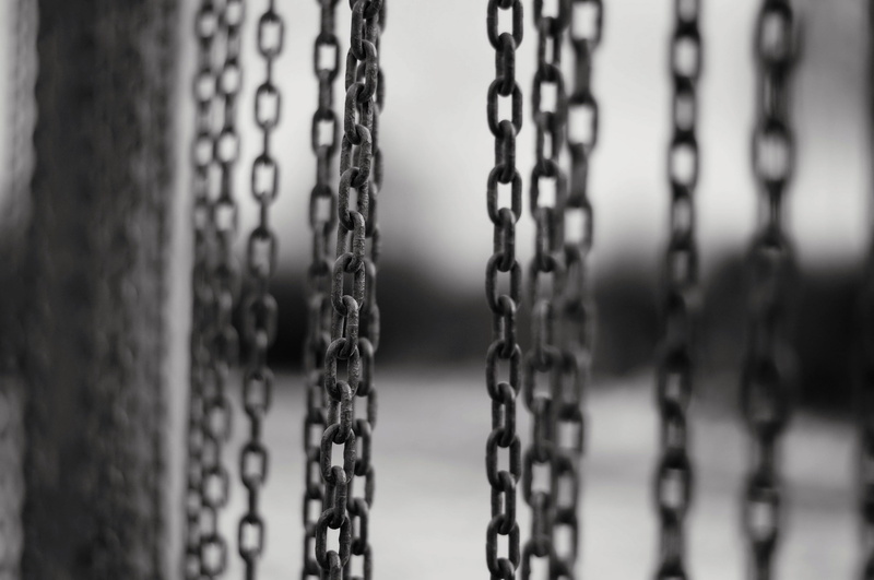 day, outdoors, pattern, macro, focus on foreground, metal, chain, connection, 2K, architecture, security, chains, selective focus, no people, barrier