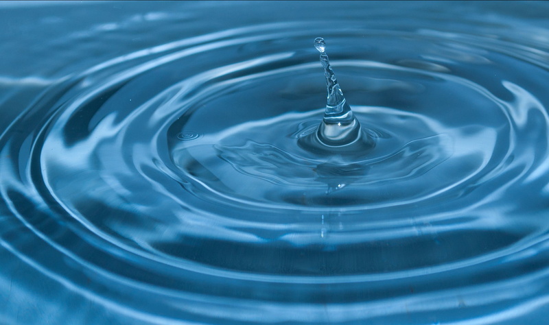 drop, nature, water, circle, motion, clean, backgrounds, falling, 2K, macro, body, outdoors, blue background, purity, close-up, ripples, splashing, concentric