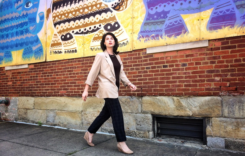 wall, sidewalk, graffiti, standing, road, brick, 2K, beautiful woman, wall - building feature, lifestyles, wear, built structure, walking, real people