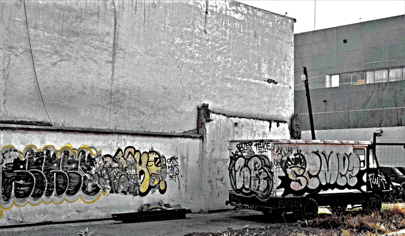 creativity, urban, patio, metal, text, camion, dirty, 5K, dirty buildings, outdoors, Wall, nature, railing, day, building exterior, architecture, sunlight