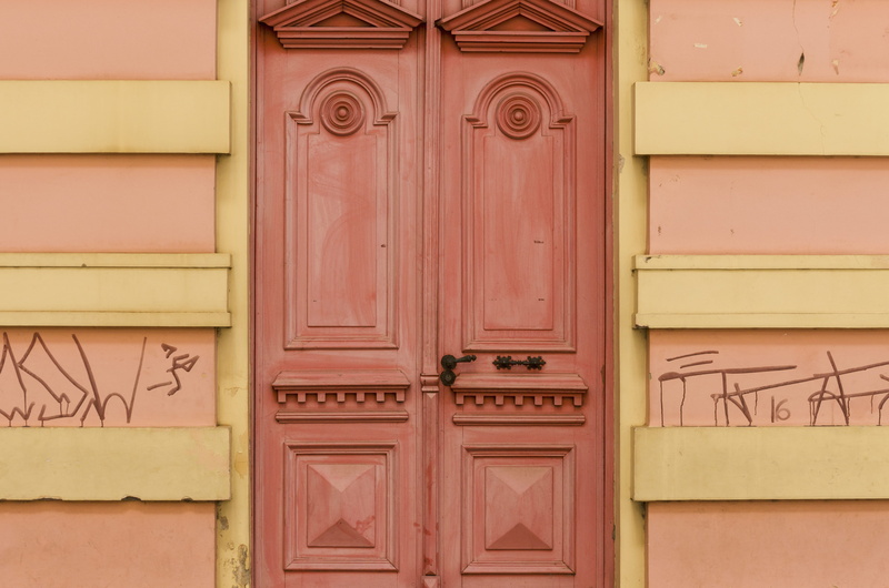 building exterior, outdoors, no people, waiting, wall, closed, knob, photo, exterior, wall - building feature, brown, full frame, backgrounds, wood - material