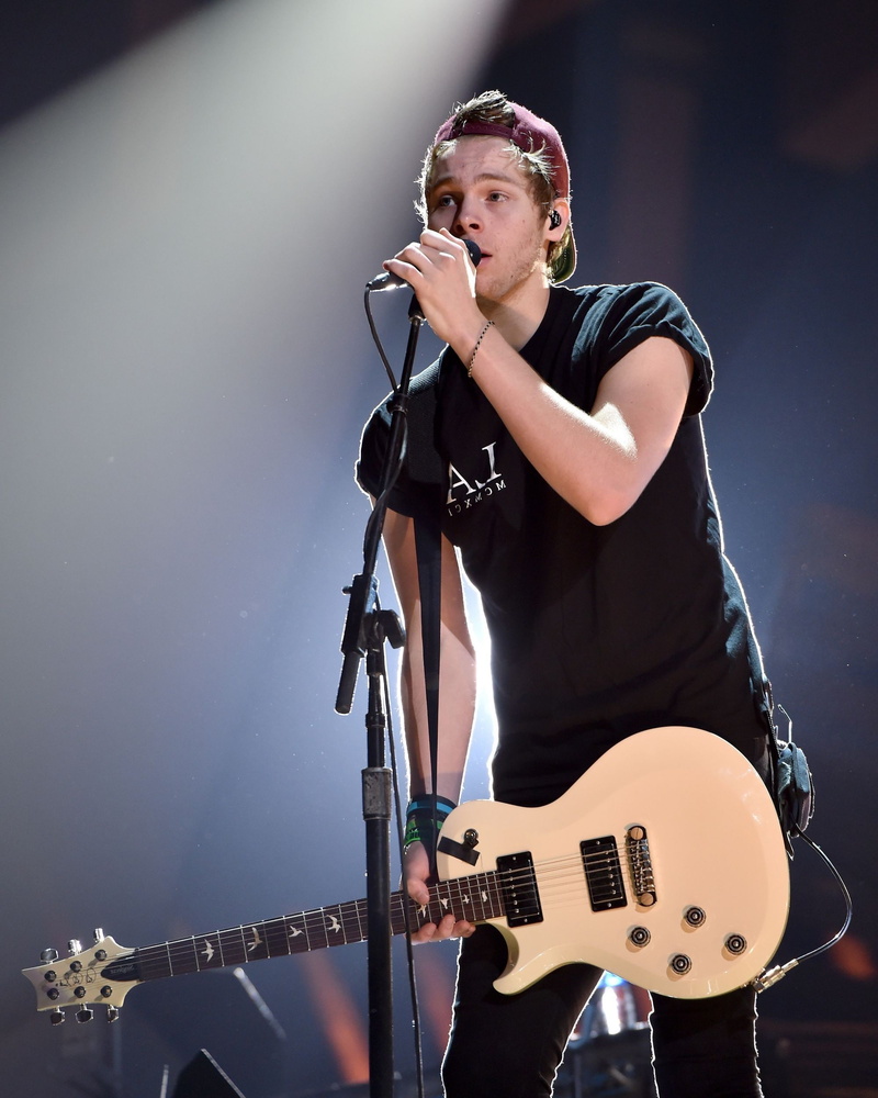 guitar, stage, event, luke hemmings 5 seconds of summer, musical equipment, skill, singer, 1080P, musician, music, one person, young adult, microphone