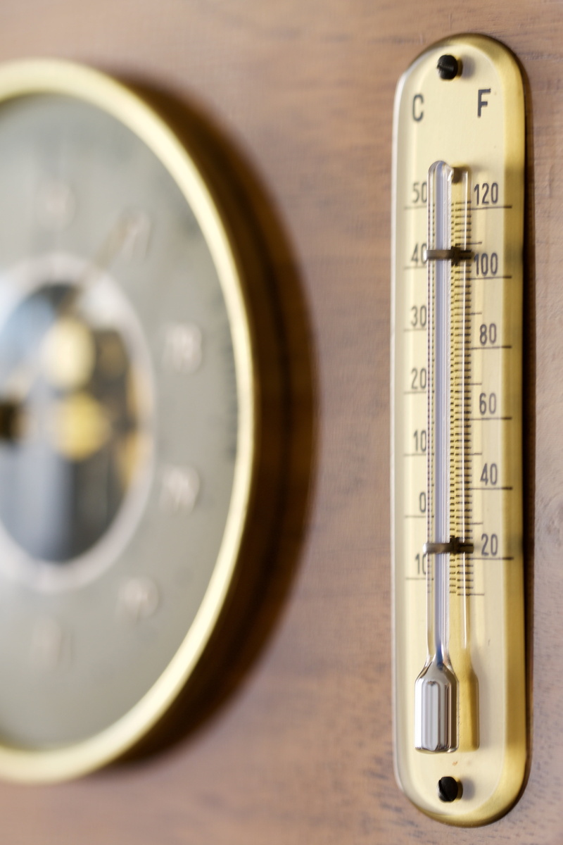 high angle view, no people, table, focus on foreground, temperature, hydrometer, single object, close-up, day, selective focus, silver colored, accuracy