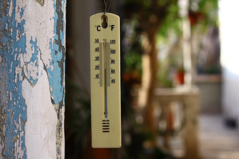 outdoors, focus on foreground, instrument, thermometers, science, temperature, wood - material, 4K, number, western script, daytime, termometer, text