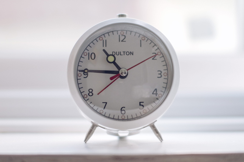 focus on foreground, time, communication, clock, still life, hour, close-up, bedroom, geometric shape, shape, 4K, gauge, thermometer, minute hand, circle