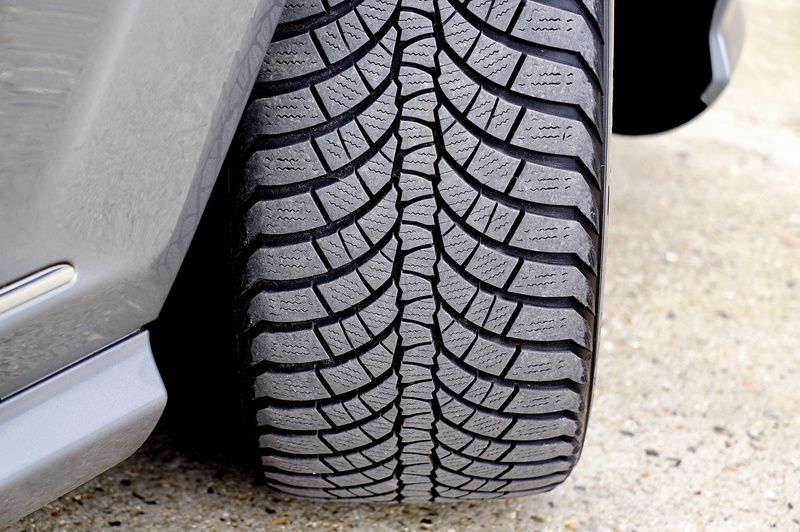 close-up, 4K, outdoors, car, city, road, transportation, automotive, automobile, sports utility vehicle, auto, tire, tyre, wheel, day, motor vehicle, pattern