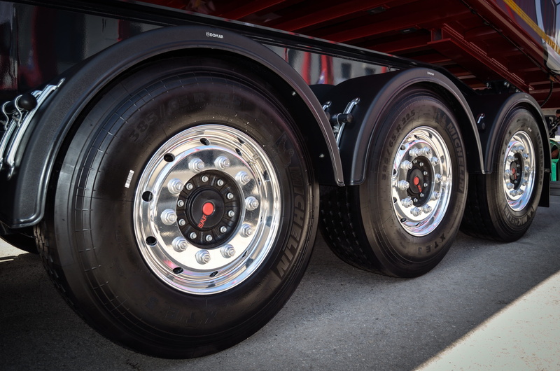 shopping, three, mode of transportation, red, 4K, metal, land vehicle, no people, chrome, tires, truck, shiny, car tires, motor vehicle, day, wheels, rim