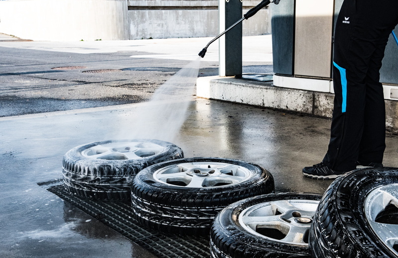 5K, tire service, silver colored, purity, frothy, pkw, foam, wet, chromed, person, vehicle, outdoors, high-pressure cleaner, building exterior, lance wash