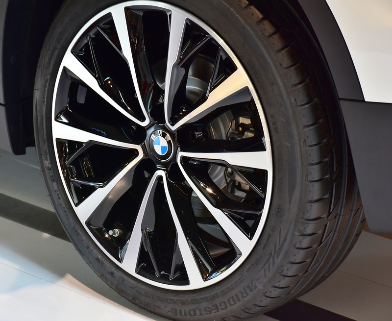 mature, no people, 4K, pkw, close-up, spoke, tire, stationary, shape, auto tires, mode of transportation, vehicle, colored, tread depth, wheels, chrome