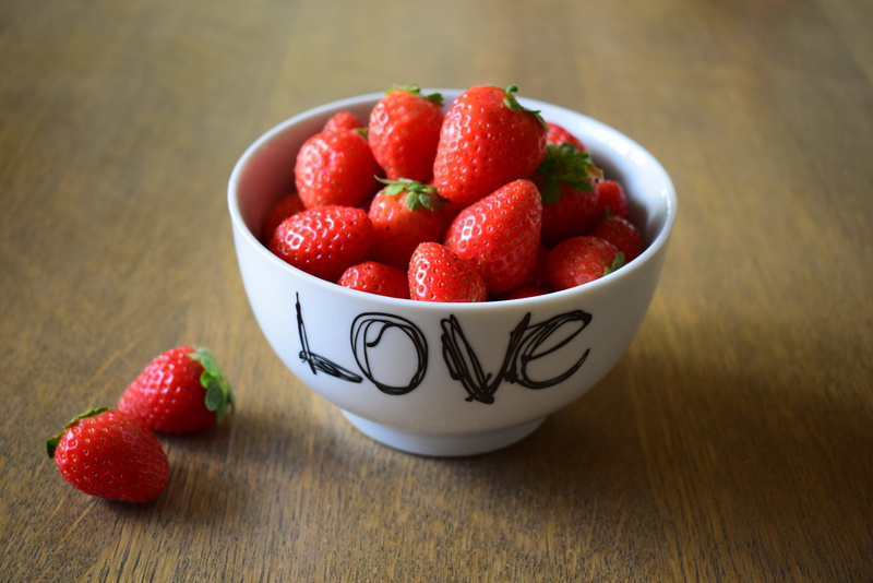message, communication, fruta, close-up, indoors, freshness, love, healthy eating, table, fresas, red, strawberry, no people, amor, corazón, still life