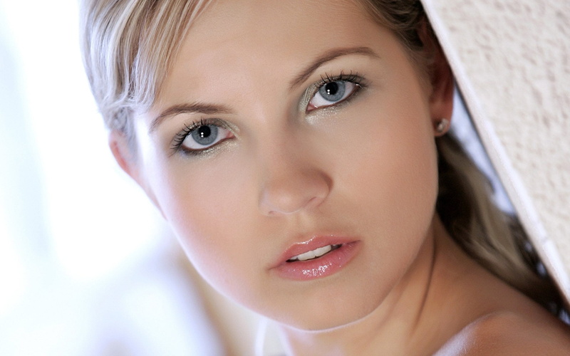 teenager, close-up, human body part, blond hair, beautiful woman, adult, young women, emotion, one person, 1080P, beautiful people, women, looking at camera