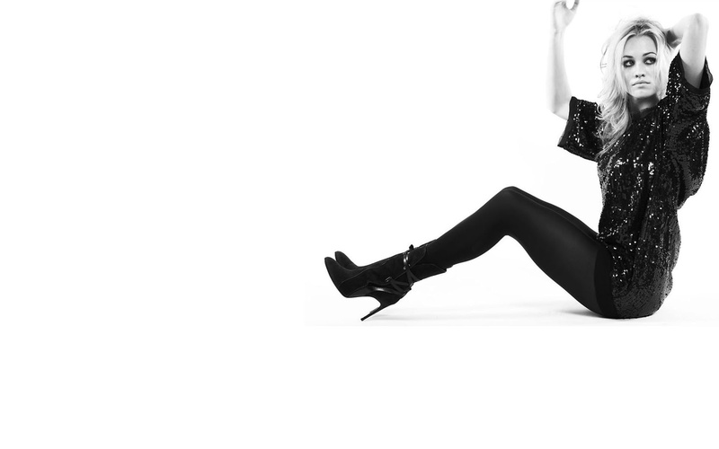 white background, clothing, beautiful woman, actress, warm clothing, lifestyles, studio shot, black clothing, one person, leisure activity, 720P, indoors