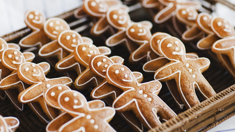 no people, brown, still life, large group of objects, close-up, temptation, creativity, starfish, sweet food, focus on foreground, indoors, men, food, gingerbread