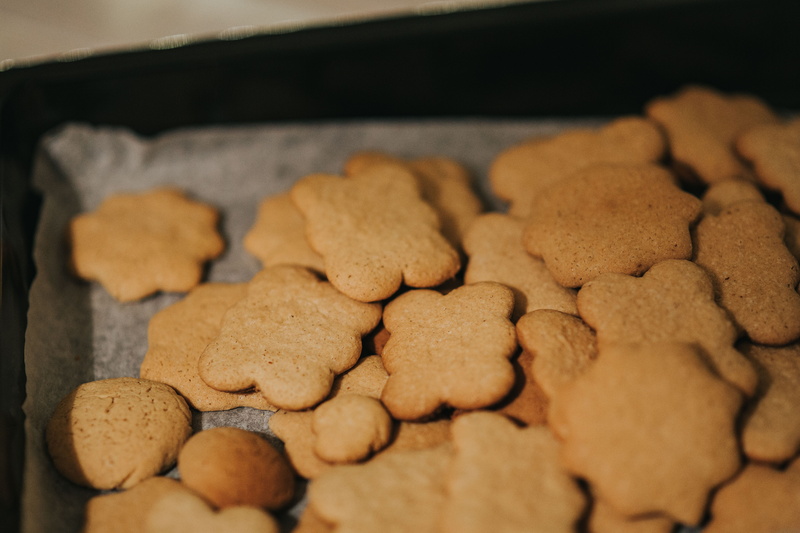 large group of objects, table, gingerbread, selective focus, close-up, sweet Food, design, no people, food and drink, baking, snack, high angle view, indulgence