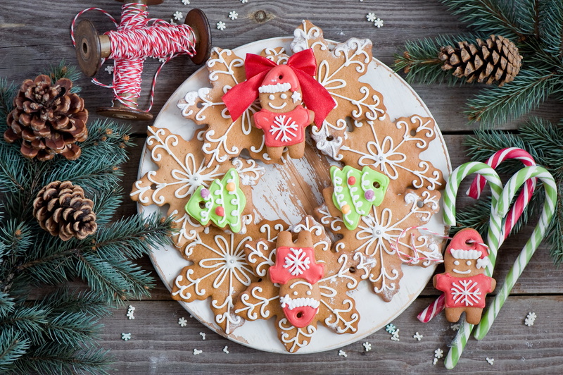 men, Christmas, lollipops, Anna Verdina, holiday, wood - material, spruce, cookies, plate, holidays, indoors, representation, bumps, baked, table, celebration