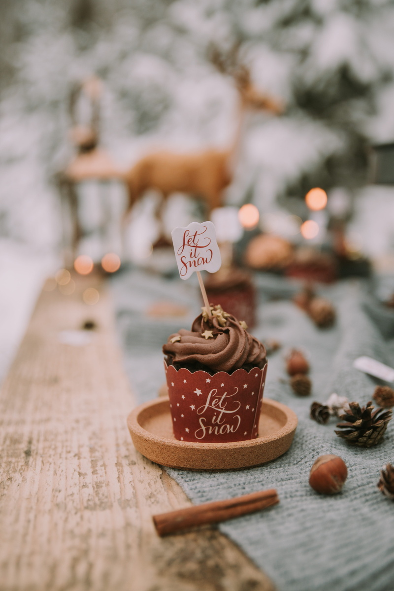 food and drink, still life, table, 5K, gingerbread cookie, text, focus on foreground, sweet food, baked, celebration, no people, freshness, food, western script