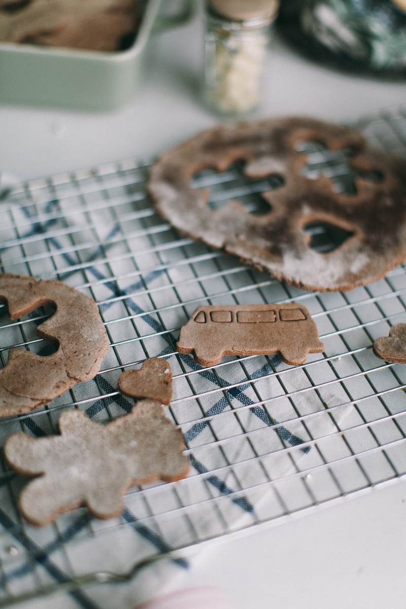 close-up, rack, table, pastry, freshness, focus on foreground, still life, selective focus, pastries, sweet food, tasty, gingerbread cookie, indulgence