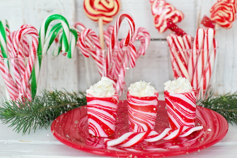 peppermint, sweet food, freshness, candy cane, near, celebration, unhealthy eating, xmas, indulgence, christmas, dessert, temptation, 5K, treat, plate