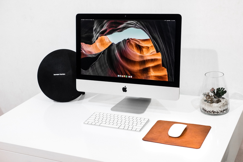 computer monitor, furniture, desk, wireless technology, white background, desktop pc, indoors, electrical equipment, office, turned, connection, imac, no people