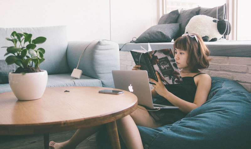 front, indoors, leafed, bag, lifestyle, businesswoman, bean, style, wireless technology, relax, using, computer, mobile phone, reading, white, one person