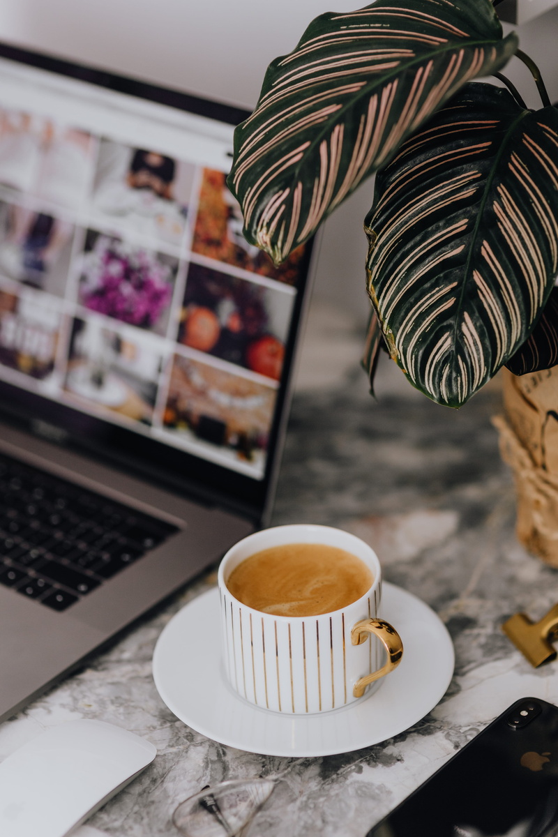 desk, refreshment, coffee cup, indoors, communication, focus on foreground, macbook pro, temptation, no people, drink, cup, technology, computer, 5K, close-up