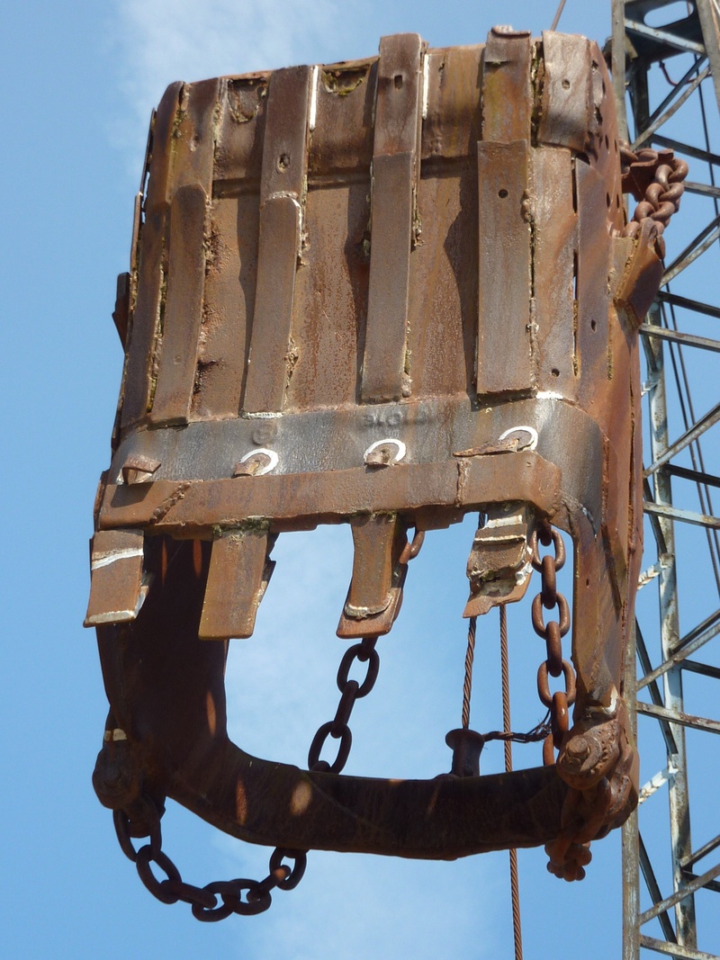 metal, wheel, day, old, technology, close-up, rusted, 2K, stainless, backhoe bucket, focus on foreground, connection, iron, chain, clear sky, low angle view