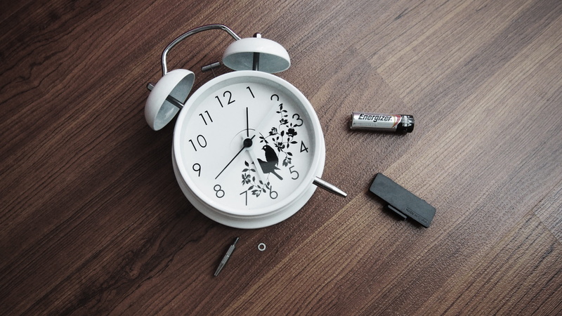 time, pointing, no people, silver colored, fall, accident, wood grain, table, alarm clock, dead, instrument of time, broken, early, clock face, close-up