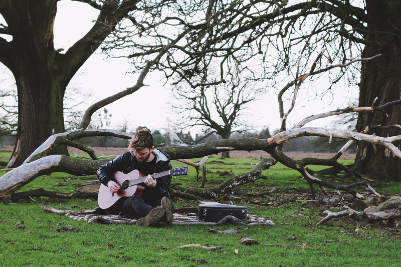 tree trunk, leisure activity, united kingdom, 5K, plant, hampton, young men, women, grass, musician, bushy park, field, real people, guitar player, lifestyles