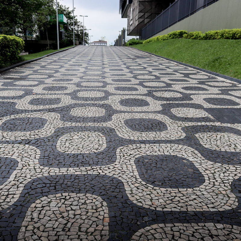 diminishing perspective, caminata, pieces, 2K, walkway, nature, pieso, sky, paving stone, angle, bold, tiles, built structure, outdoors, street, janeiro