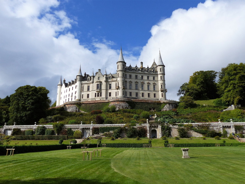 plant, dunrobin castle, spire, built structure, castle, outdoors, lawn, tourism, building, tree, scotland, the past, city, green color, day, no people