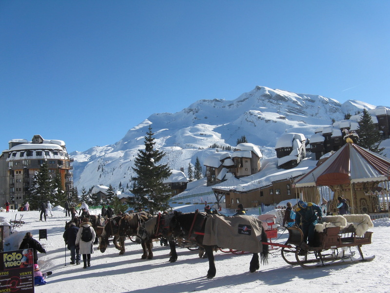 sunlight, sledge, blue, horse-drawn, real people, sleigh, horse, men, ski, avoriaz, european Alps, day, skiing, mountain, peak, architecture, 1080P, cold temperature