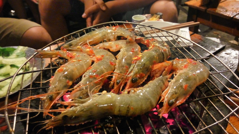 human body part, barbecue grill, one person, meat, preparation, grilled, 4K, lai ra, human hand, close-up, hand, crustacean, tip tc nhu bui ti, finger
