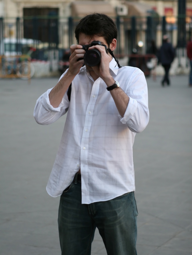 picture, body, holding, focus on foreground, digital, successful, news, three quarter length, work, business, city, casual clothing, newspaper, photo, image