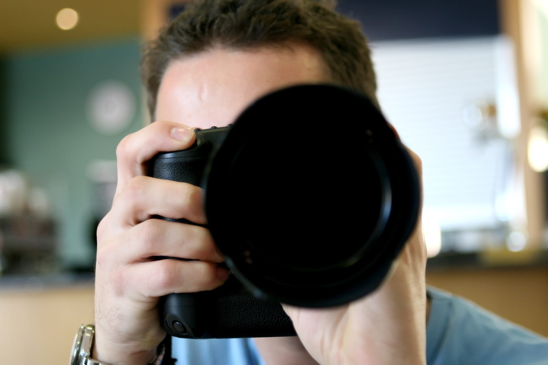 lens, internet, digital camera, rear view, taking, focus on foreground, news, body, electronic, people, picture, listening, headshot, paparazzi, men, digital
