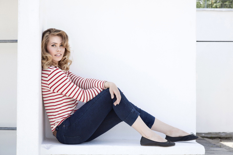 full length, white, casual clothing, smiling, blonde, human knee, sitting, young adult, beautiful woman, relaxation, contemplation, red, blue, copy space
