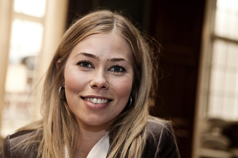 focus on foreground, hairstyle, young adult, front view, teenager, young women, depth of field, one person, beautiful woman, blond hair, long hair, smiling